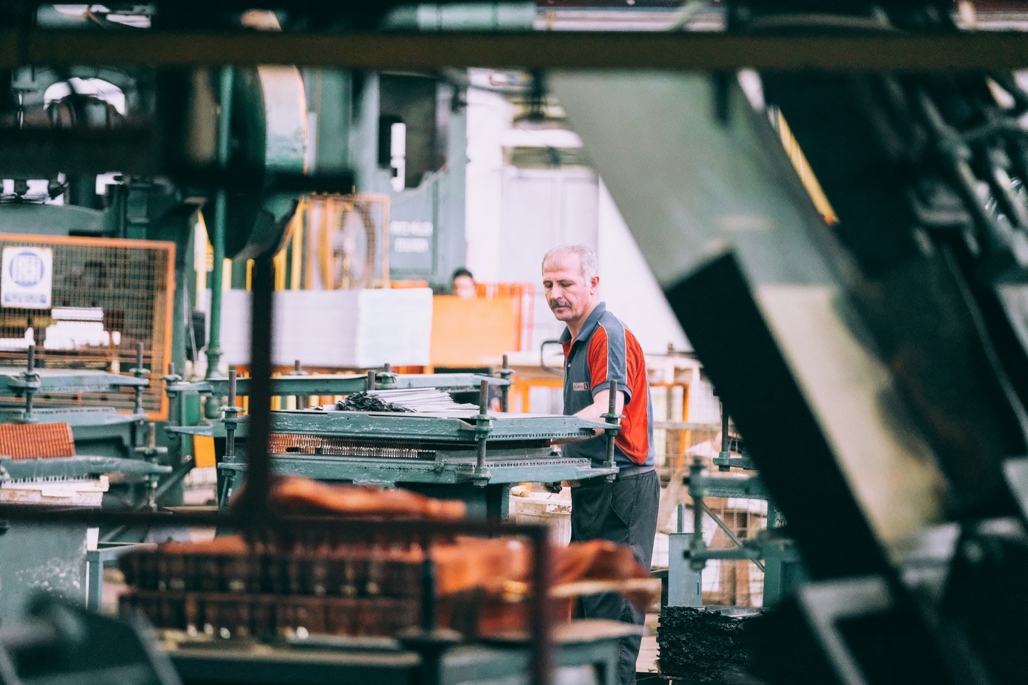 Operatør ved industrimaskiner i en produktionshal